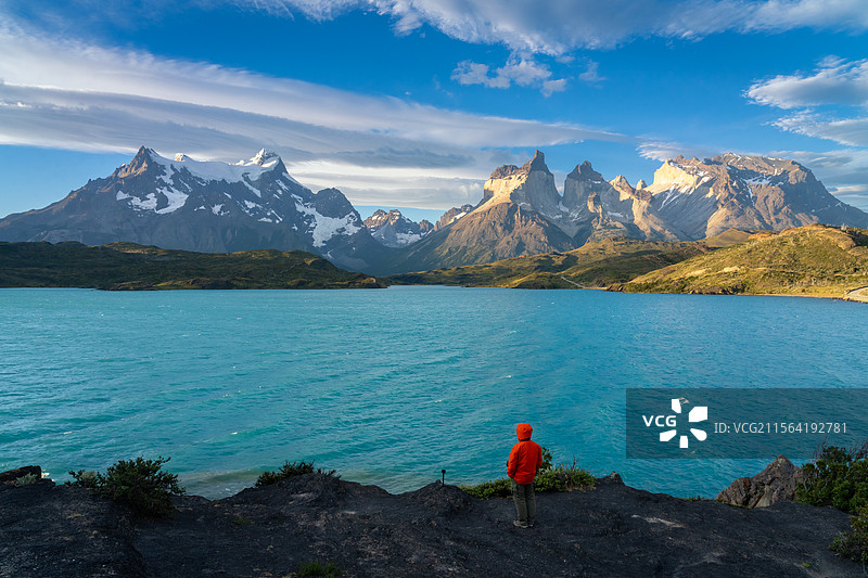 日落时分观变幻莫测的百内群峰之中图片素材