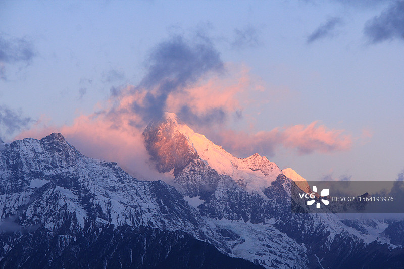 梅里日照金山图片素材