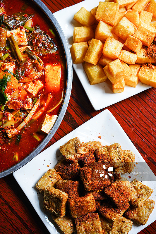 大理特色美食，酸辣鱼，炸豆粉，炸臭豆腐图片素材