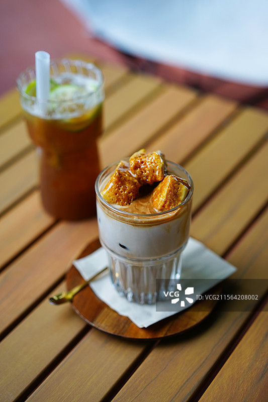 夏日饮品，鸭屎香手打柠檬茶和焦糖拿铁图片素材