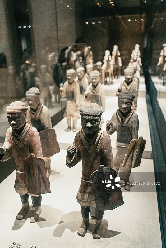 彩绘扁身男立俑  西汉  长陵 彩绘步兵俑图片素材