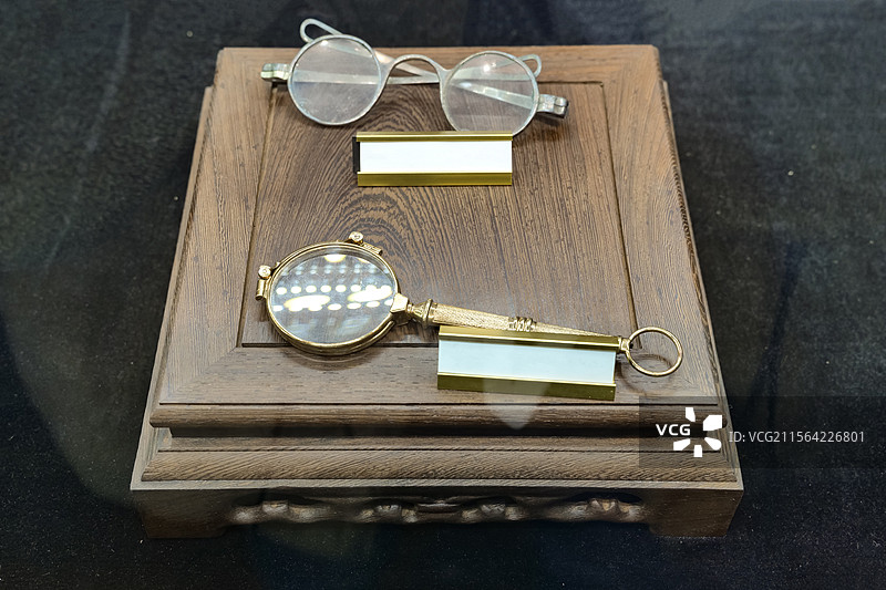 1805年格鲁吉亚眼镜、1840年手持双片眼镜 山东眼科博物馆藏图片素材