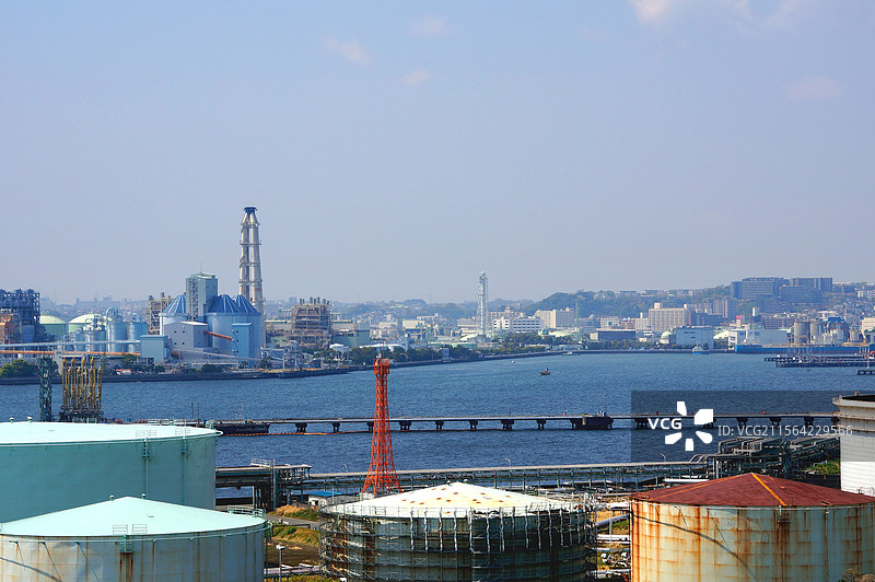 日本神奈川县横滨市，从三溪园眺望横滨港的工业区图片素材