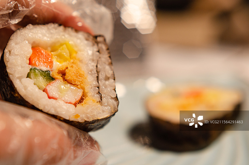 日料店内中吃寿司特写图片素材