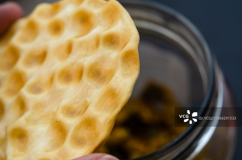 打开石子馍的盖子图片素材