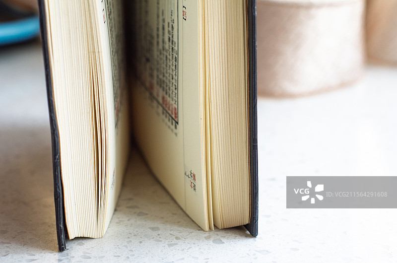 翻开的古籍书页特写图片素材