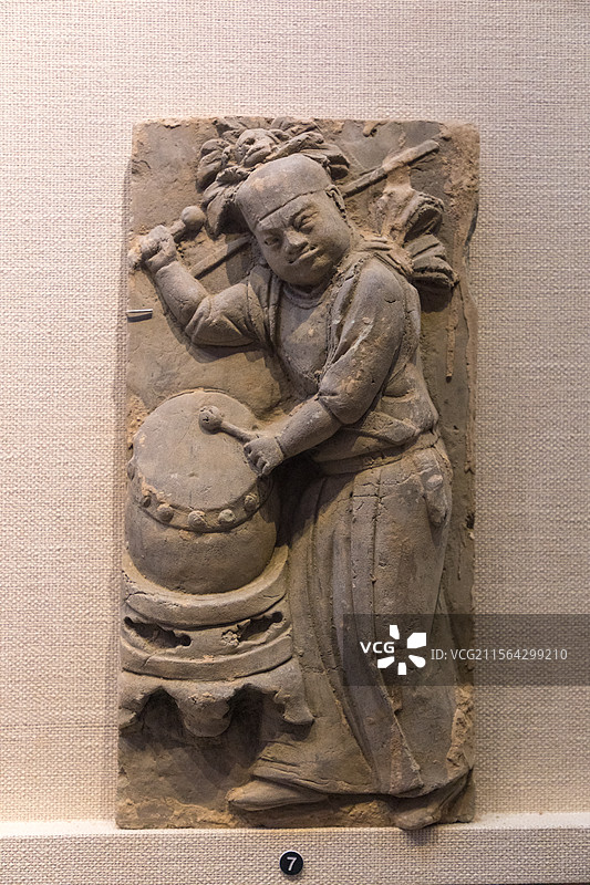 开封市博物馆，宋朝文物，浮雕擂鼓人物陶砖图片素材