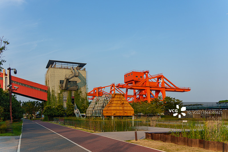 上海杨树浦电厂遗址公园中改造的步道和旧厂房设施图片素材
