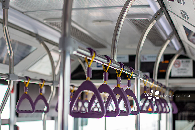 澳门公交巴士上的紫色扶手吊环特写图片素材