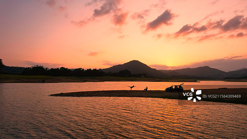 爱坠木色湖图片素材