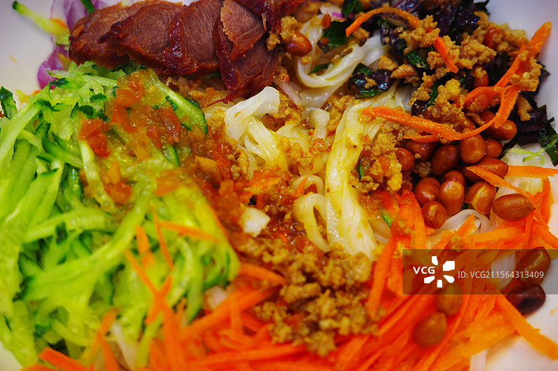 南宁特色美食酸甜干捞粉图片素材