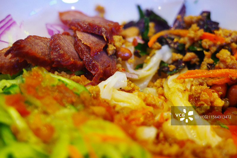 南宁特色美食酸甜干捞粉图片素材