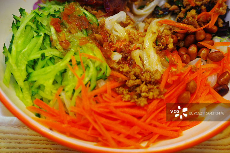 南宁特色美食酸甜干捞粉图片素材