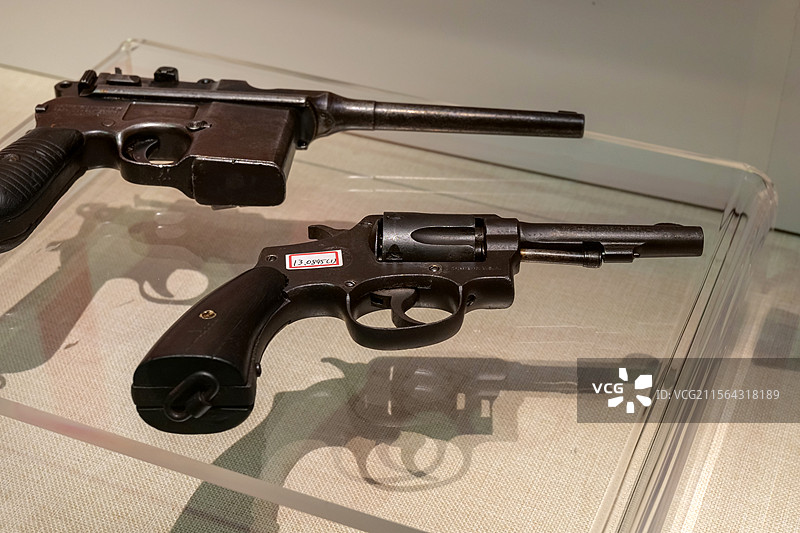 美国史密斯左轮手枪 解放战争时期 济南市博物馆藏 “血铸丰碑·馆藏革命英雄人物主题文物展”图片素材