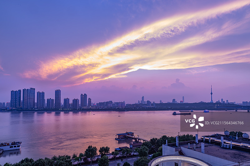 武汉长江大桥金黄色的晚霞图片素材