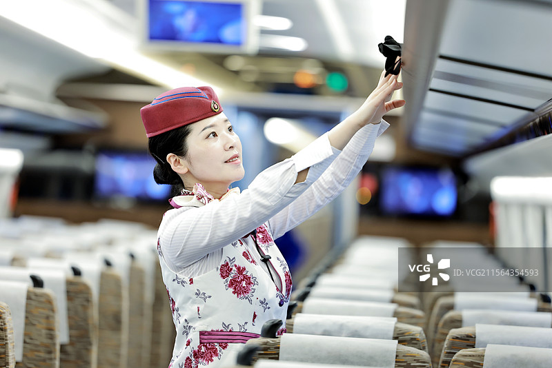 亚洲青年女性高铁列车长列车员在高铁上和站台上工作图片素材