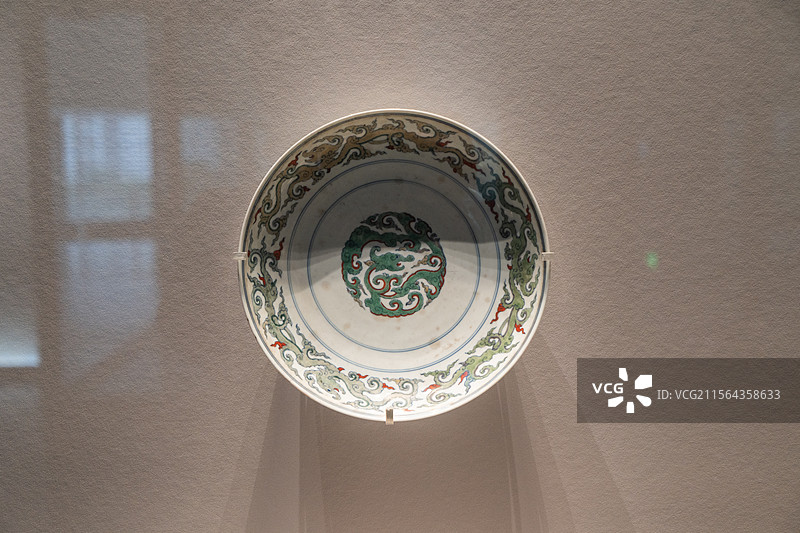 景德镇窑斗彩暗八仙纹曲腹碗 景德镇窑斗彩缠枝莲夹螭龙纹墩式碗 景德镇窑斗彩莲池鸳鸯纹碗图片素材