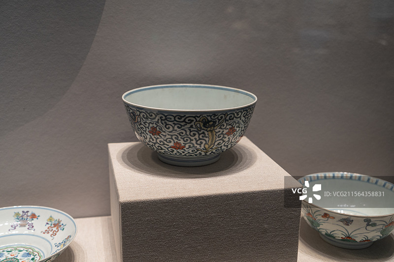 景德镇窑斗彩暗八仙纹曲腹碗 景德镇窑斗彩缠枝莲夹螭龙纹墩式碗 景德镇窑斗彩莲池鸳鸯纹碗图片素材
