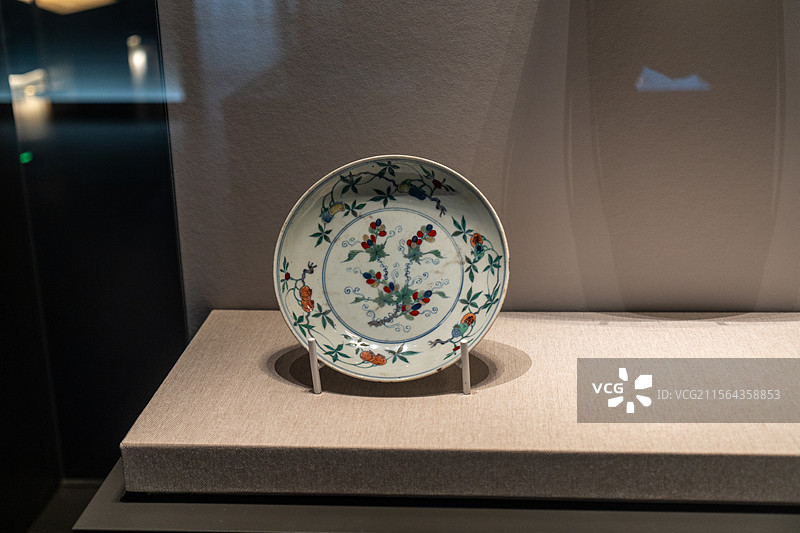 景德镇窑斗彩暗八仙纹曲腹碗 景德镇窑斗彩缠枝莲夹螭龙纹墩式碗 景德镇窑斗彩莲池鸳鸯纹碗图片素材