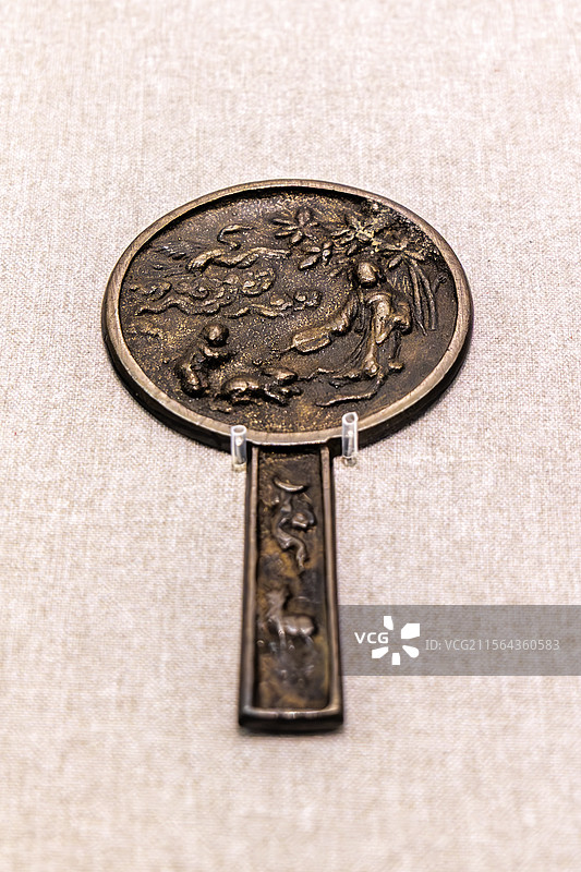 “山东官□”款带柄仙人故事镜，金，黑龙江省穆棱市出土，黑龙江省博物馆藏图片素材