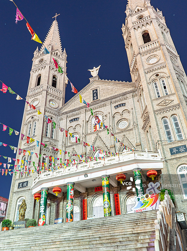 中国山西省临汾市洪洞县国内著名旅游景区，哥特式天主教堂基督教建筑物，户外夜晚无人图像摄影图片素材