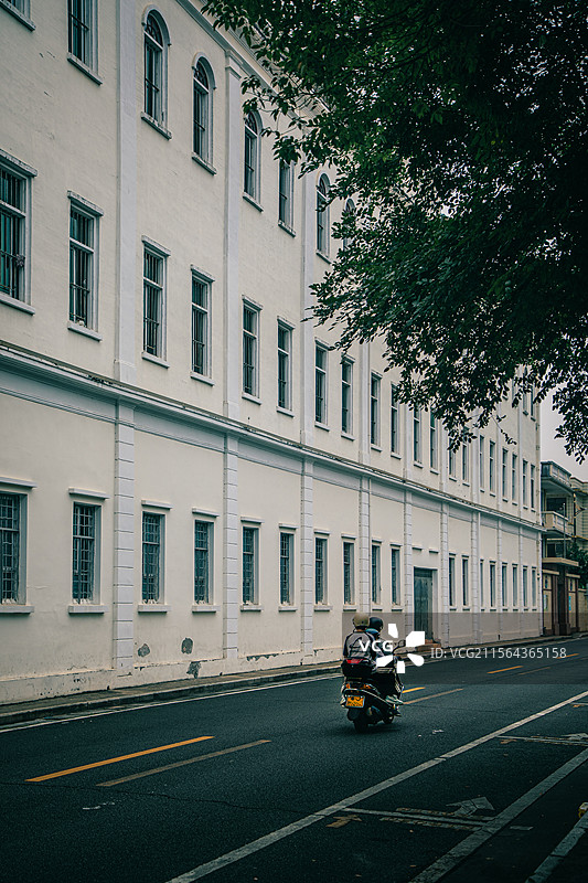 台山历史文化街区的路上，骑着电单车的行人图片素材