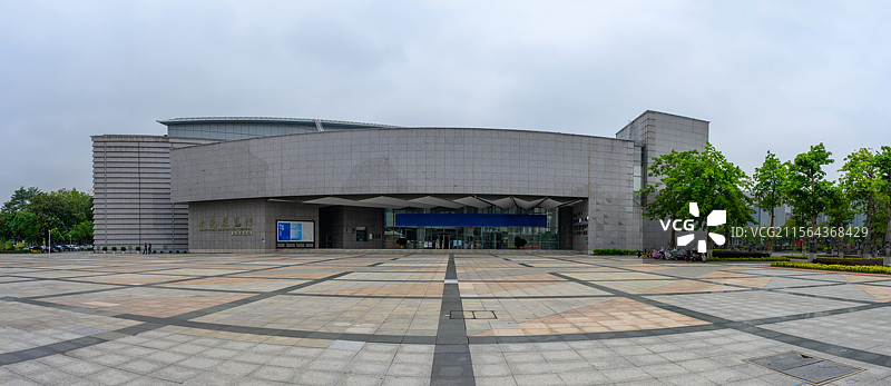 广东省东莞展览馆广场的建筑风光图片素材