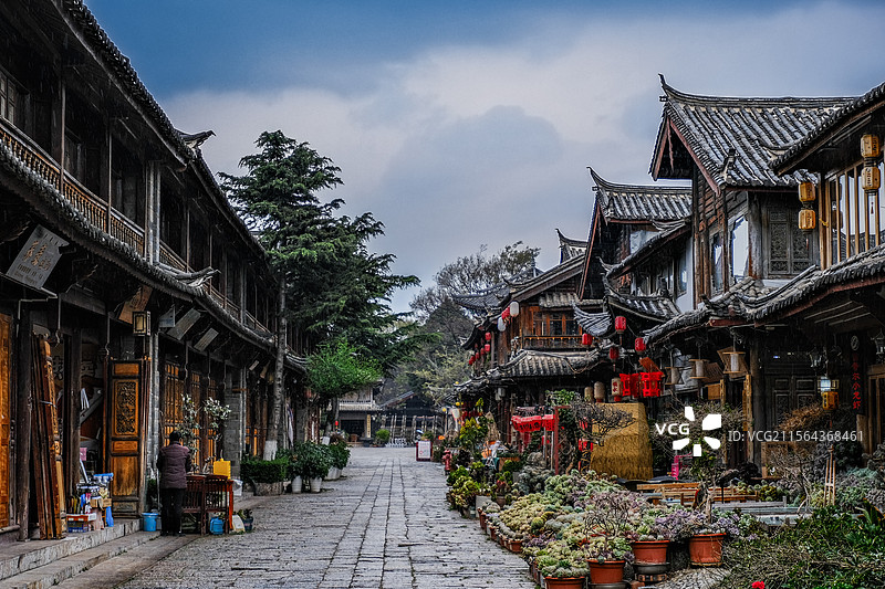 清晨下过雨的丽江古城街景和图片素材