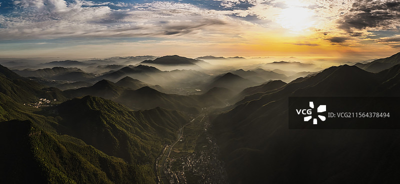 浙江湖州安吉井空里大峡谷高空拍摄的云雾山景图片素材