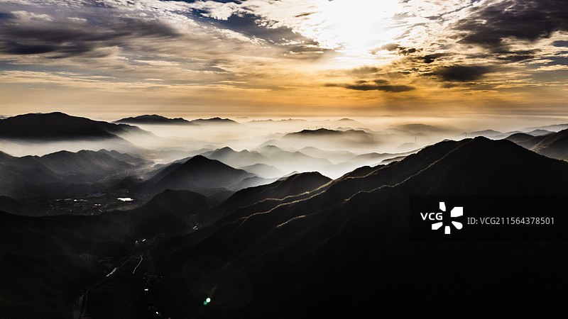 浙江湖州安吉井空里大峡谷高空拍摄的云雾山景图片素材