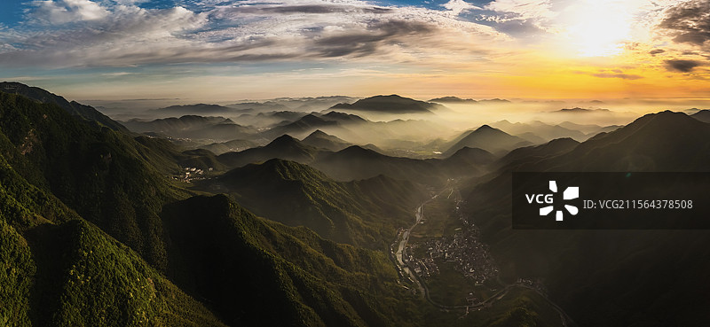 浙江湖州安吉井空里大峡谷高空拍摄的云雾山景图片素材