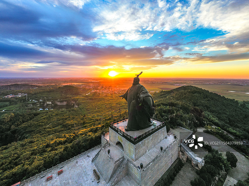 晚霞中的刘邦像+河南省商丘市永城市芒砀山大汉雄风景区图片素材