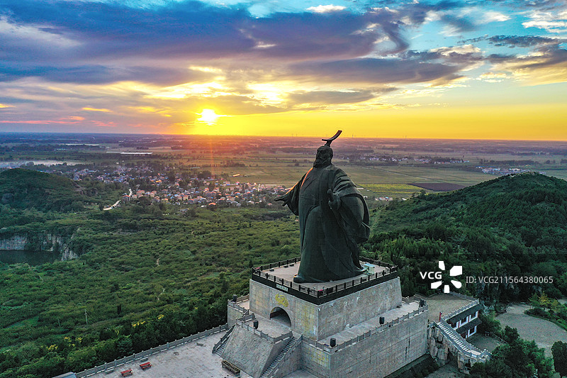 芒砀山日暮-刘邦像+河南省商丘市永城市芒砀山大汉雄风景区图片素材