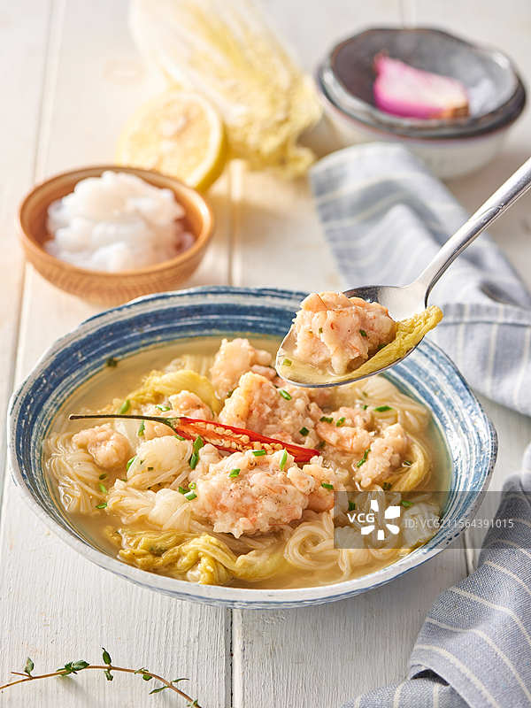 中餐美食 虾丸魔芋丝娃娃菜汤图片素材