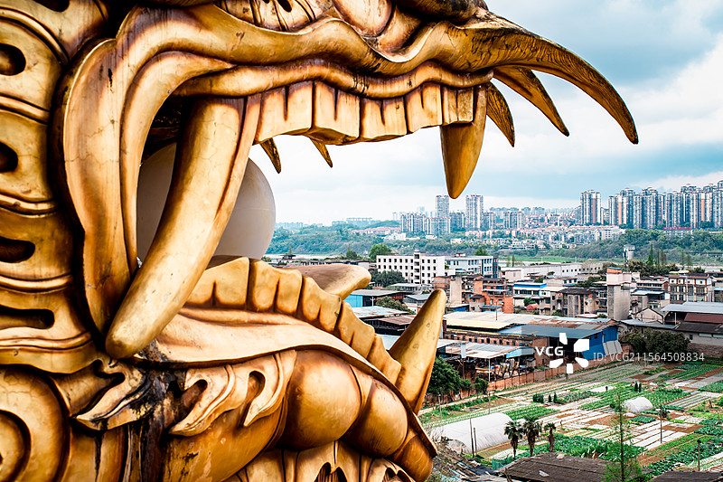 泸州城市全景：长江与沱江交汇处，酒城古韵与现代高楼辉映，滨江夜景灯光璀璨，展现川南门户的历史沉淀与都图片素材