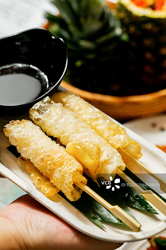 乳扇炸乳扇蘸酱奶粉奶香味云南美食云南特产图片素材