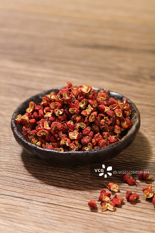 小盘里的花椒图片素材