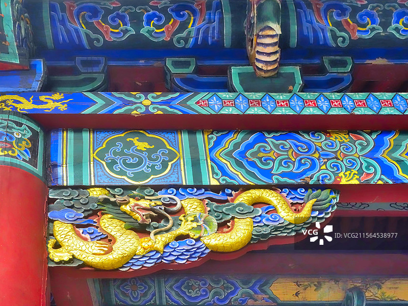 山西临汾尧庙里虞舜殿的龙雕雀替与和玺彩画图片素材