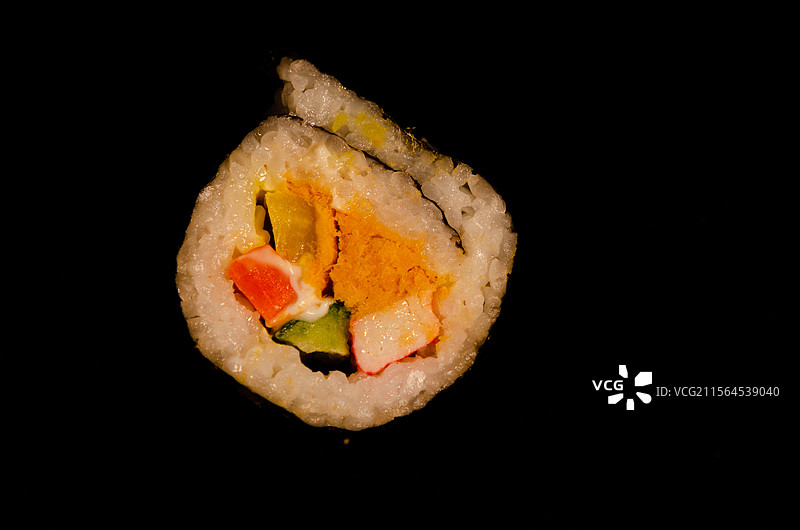 黑色背景一枚寿司特写图片素材