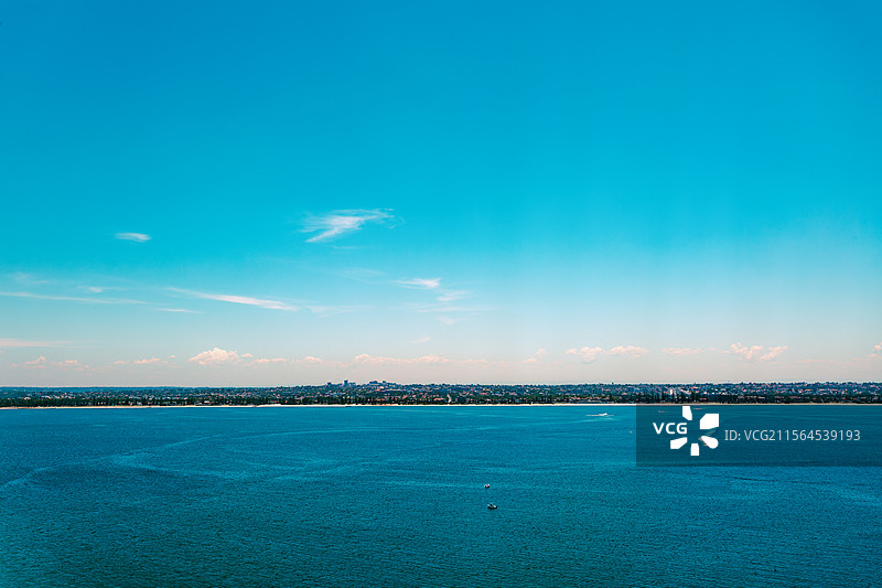 高空视角下的自然奇迹：墨累河在蓝天白云下的壮丽画卷图片素材