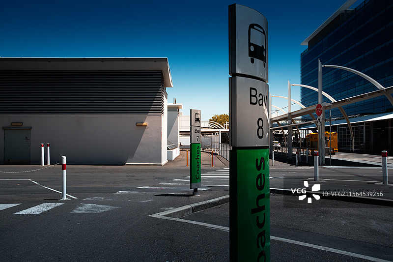 机场外的便捷枢纽：汽车站台连接城市的脉搏图片素材