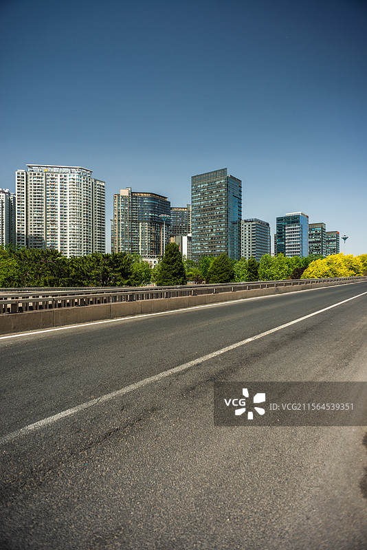 北京三环路三元桥机场高速凤凰城中冶大厦图片素材