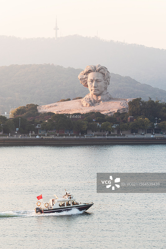 忠诚护江山，劳动铸辉煌图片素材
