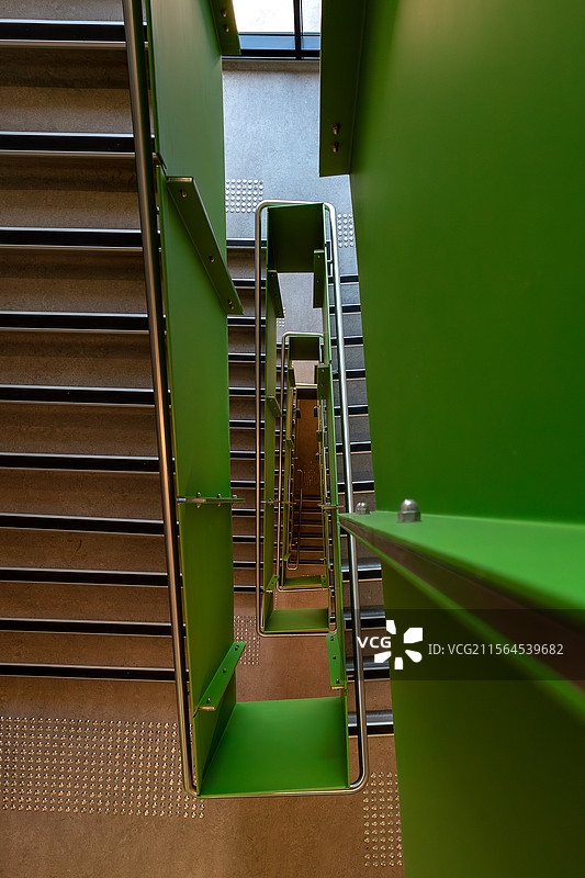 室内楼道的清新之风：现代建筑与绿色元素的完美结合图片素材