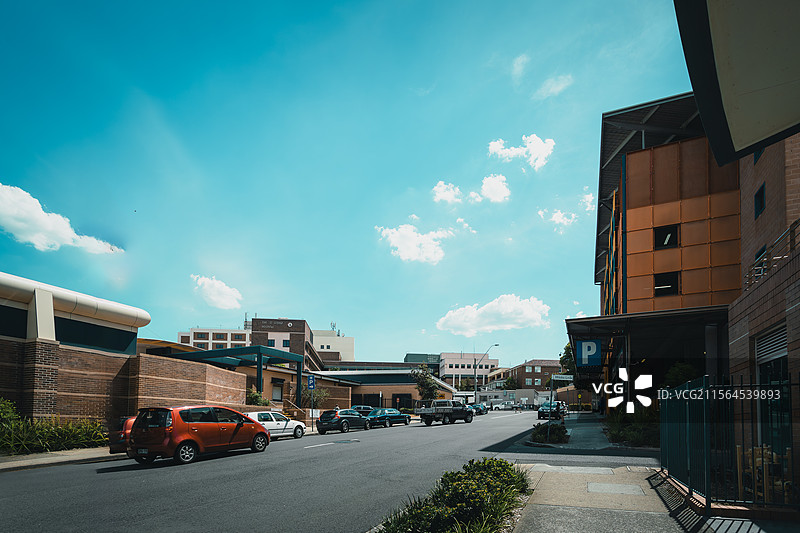 蓝天白云下的都市风采：高楼林立的城市街景与现代建筑图片素材