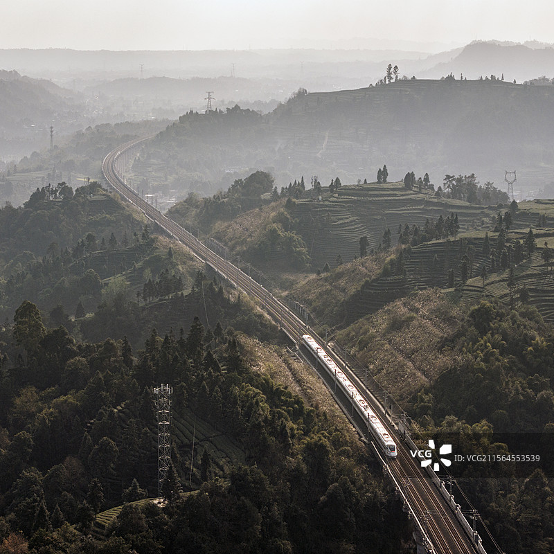 穿山越岭图片素材