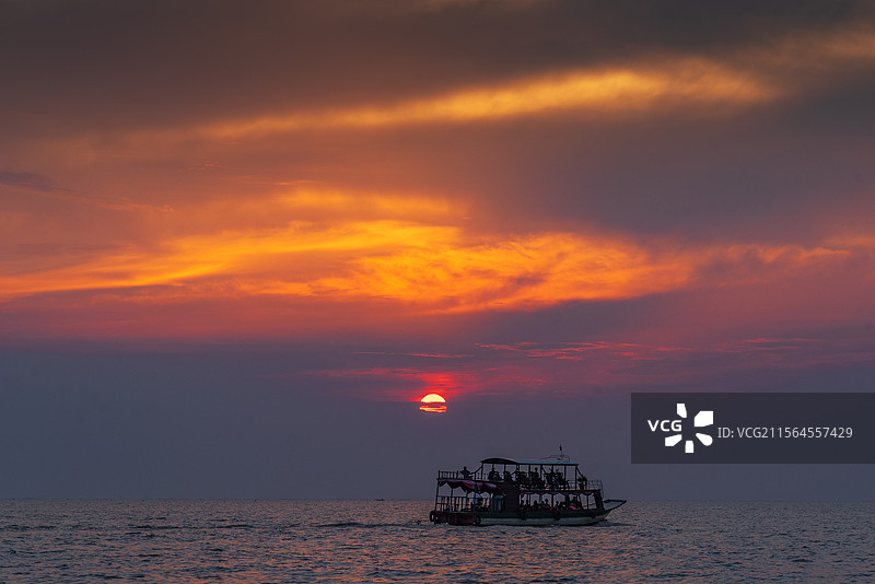 日落洞里萨湖图片素材