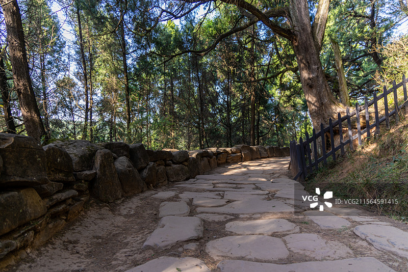 四川广元市剑阁古蜀道（金牛道）道路边的拦马墙图片素材