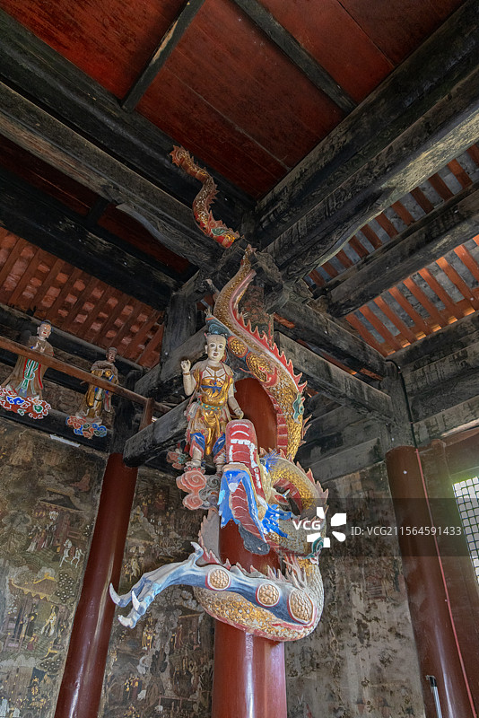 四川广元市剑阁县觉苑寺 大雄宝殿内明代彩塑 绕柱蟠龙与善财龙女图片素材