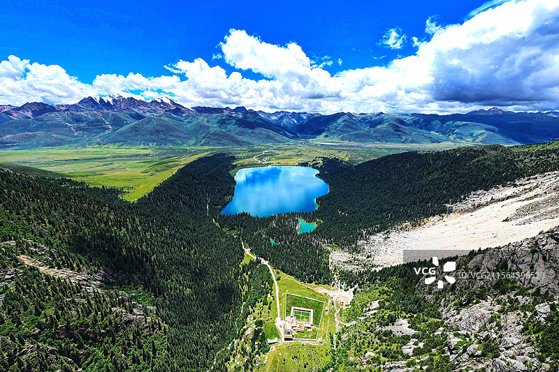 措普湖高山森林风光图片素材